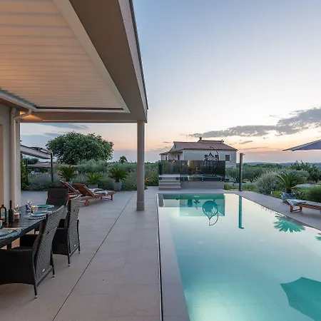 Exquisite Mit Panoramablick Aufs Meer, Salzwasserpool Mit Gegenstromanlage, Bbq Дом отдыха Пореч