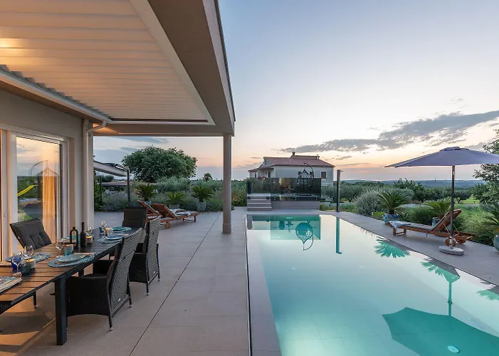 Exquisite Mit Panoramablick Aufs Meer, Salzwasserpool Mit Gegenstromanlage, Bbq Prázdninový dům Poreč