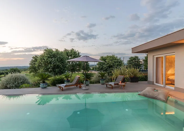 Дом отдыха Exquisite Mit Panoramablick Aufs Meer, Salzwasserpool Mit Gegenstromanlage, Bbq Пореч