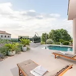 Exquisite Mit Panoramablick Aufs Meer, Salzwasserpool Mit Gegenstromanlage, Bbq *