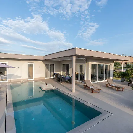 Holiday home Exquisite Mit Panoramablick Aufs Meer, Salzwasserpool Mit Gegenstromanlage, Bbq *