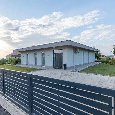Holiday home Exquisite Mit Panoramablick Aufs Meer, Salzwasserpool Mit Gegenstromanlage, Bbq *
