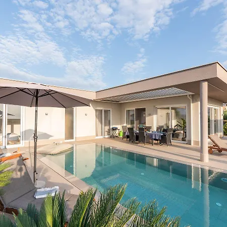 Exquisite Mit Panoramablick Aufs Meer, Salzwasserpool Mit Gegenstromanlage, Bbq