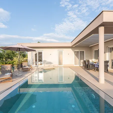 Holiday home Exquisite Mit Panoramablick Aufs Meer, Salzwasserpool Mit Gegenstromanlage, Bbq *