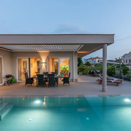 Exquisite Mit Panoramablick Aufs Meer, Salzwasserpool Mit Gegenstromanlage, Bbq Dom wakacyjny *