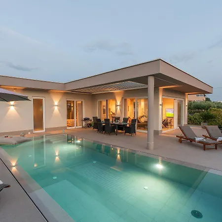 Exquisite Mit Panoramablick Aufs Meer, Salzwasserpool Mit Gegenstromanlage, Bbq Dom wakacyjny *