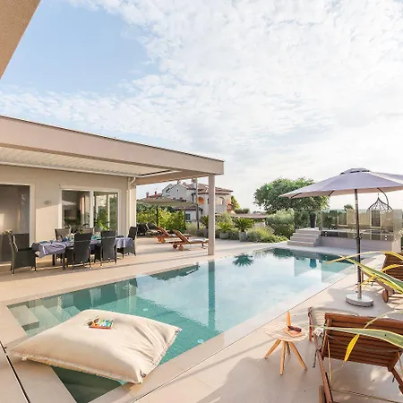 Holiday home Exquisite Mit Panoramablick Aufs Meer, Salzwasserpool Mit Gegenstromanlage, Bbq *