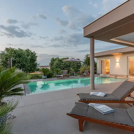 Exquisite Mit Panoramablick Aufs Meer, Salzwasserpool Mit Gegenstromanlage, Bbq Porec