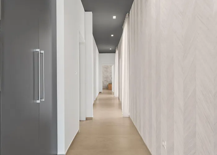 Nyaraló Exquisite Mit Panoramablick Aufs Meer, Salzwasserpool Mit Gegenstromanlage, Bbq Poreč