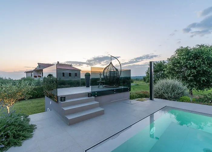 Exquisite Mit Panoramablick Aufs Meer, Salzwasserpool Mit Gegenstromanlage, Bbq Ferienhaus Poreč