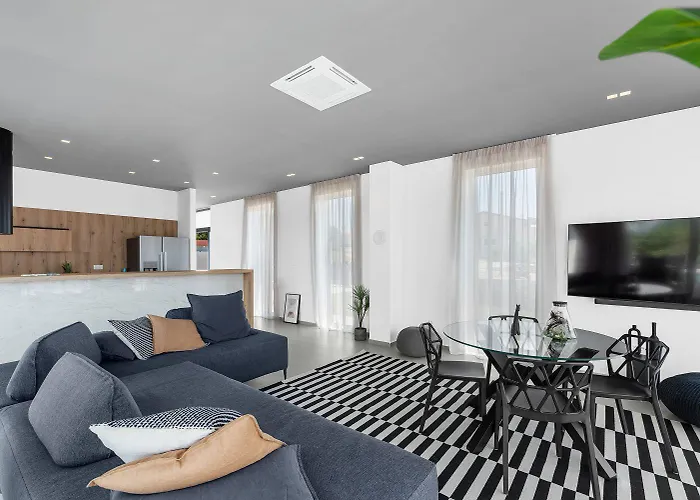 Exquisite Mit Panoramablick Aufs Meer, Salzwasserpool Mit Gegenstromanlage, Bbq Nyaraló Poreč