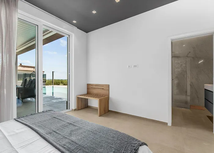 Ferienhaus Exquisite Mit Panoramablick Aufs Meer, Salzwasserpool Mit Gegenstromanlage, Bbq Poreč