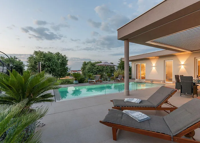 Exquisite Mit Panoramablick Aufs Meer, Salzwasserpool Mit Gegenstromanlage, Bbq Poreč